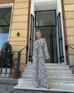 Ensemble kimono chic avec motifs contrastés en noir et blanc
