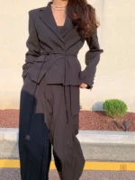 Kimono fluide noir avec plis élégants