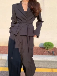 Kimono fluide noir avec plis élégants