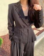 Vêtement kimono à plis, parfait pour toutes occasions