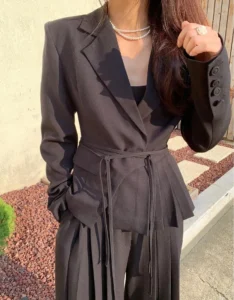 Vêtement kimono à plis, parfait pour toutes occasions