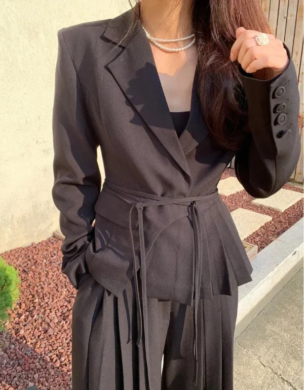 Vêtement kimono à plis, parfait pour toutes occasions