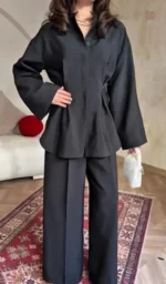 Kimono fluide noir, élégant et intemporel pour toutes occasions.