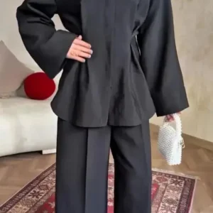 Kimono fluide noir, élégant et intemporel pour toutes occasions.