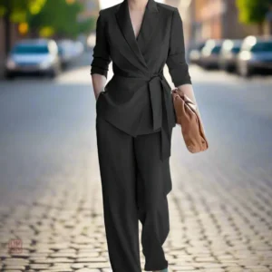 Kimono noir uni, parfait pour une tenue décontractée ou chic