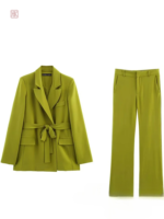Pantalon flare vert associé à un kimono
