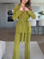 Vêtement tendance : kimono vert et pantalon flare