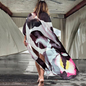 Pantalon fleuri et kimono léger pour un look chic
