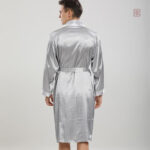 Vêtement de détente blanc, style kimono pour homme