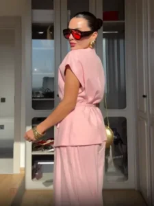 Kimono court rose avec manches courtes, élégant et confortable