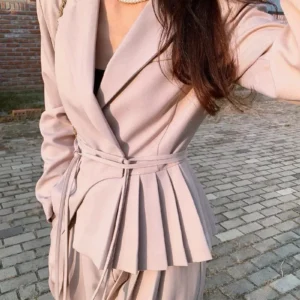 Kimono ample rose avec détails plissés