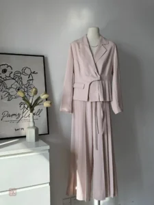 Vêtement kimono large avec plis raffinés
