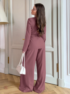 Tenue décontractée avec kimono stylé en teinte rosée