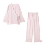Kimono chic en rose poudré, parfait pour la détente