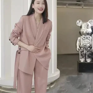 Kimono délicat en rose poudré pour un look élégant