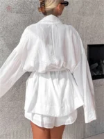 Kimono short blanc parfait pour la plage