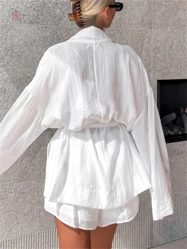 Kimono short blanc parfait pour la plage