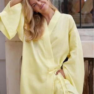 Kimono ample jaune avec design moderne
