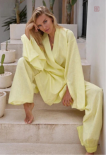 Vêtement de détente jaune en tissu léger