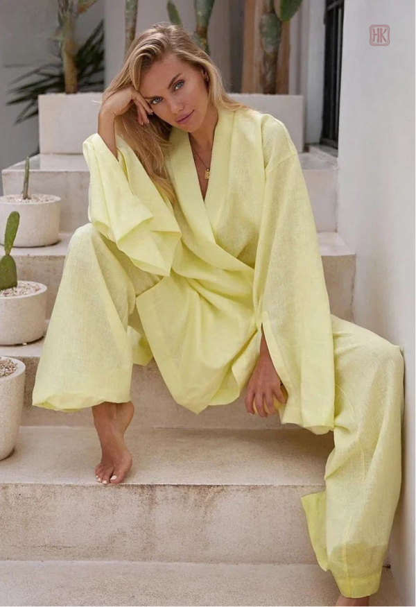 Vêtement de détente jaune en tissu léger