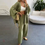Kimono vert avec taille haute, style élégant et moderne