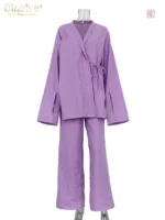 Vêtement d'extérieur en violet, style kimono