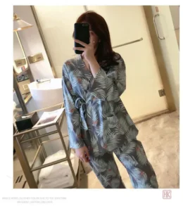 Pyjama femme élégant en style kimono feuillagé
