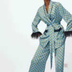 Ensemble Kimono avec détails plumes