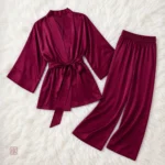 Vêtement de nuit féminin en bordeaux, style kimono ample
