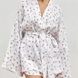 Kimono fleuri élégant, parfait pour un confort nocturne