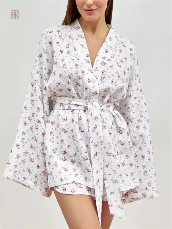 Kimono fleuri élégant, parfait pour un confort nocturne