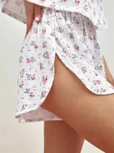 Pyjama femme avec motifs floraux, chic et stylé