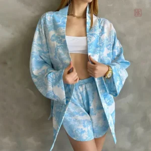 Ensemble pyjama court bleu à imprimé féminin
