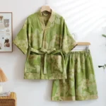 Vêtement de nuit féminin en tissu léger avec fleurs vertes