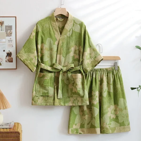 Vêtement de nuit féminin en tissu léger avec fleurs vertes
