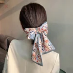 Foulard bleu fleuri pour cheveux