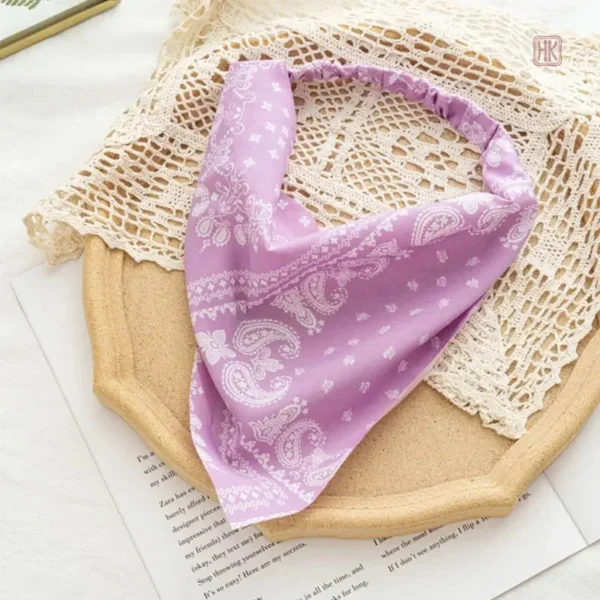 Accessoire capillaire chic, foulard à motif bandana