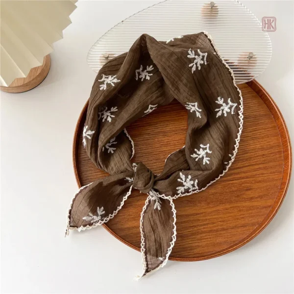 Foulard femme motif floral pour un style chic