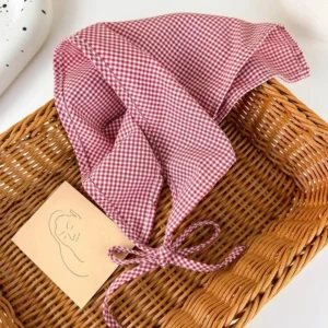 Accessoire mode : foulard triangle à motifs élégants