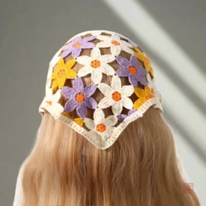 Foulard triangle tricoté avec motifs floraux