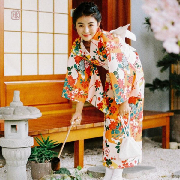 Kimono traditionnel japonais pour femme à motifs