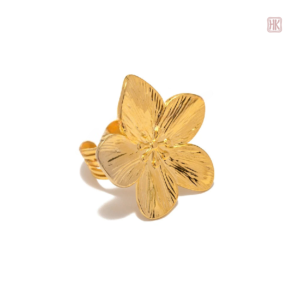 Accessoire chic : bague fleur pour un look tendance