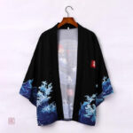 Veste kimono homme en noir, design élégant Koï