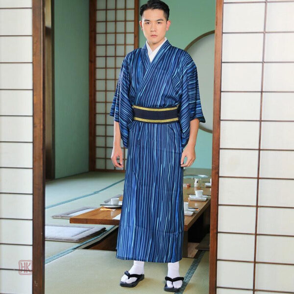 Vêtement masculin : kimono rayé moderne