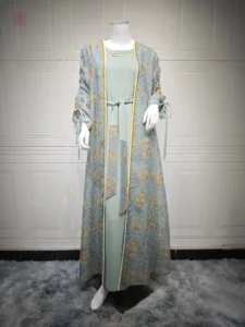 Vêtement traditionnel bleu, style kimono