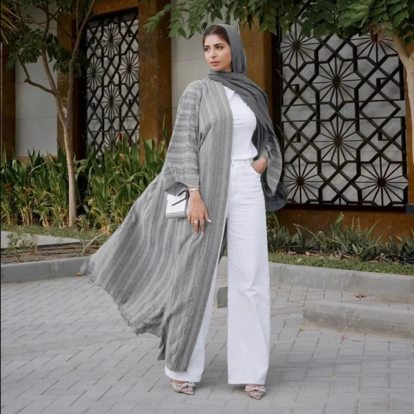 kimono-abaya-a-rayures-gris-1 Kimono Abaya gris à rayures élégant et moderne