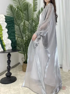 Abaya kimono argentée, style moderne et sophistiqué