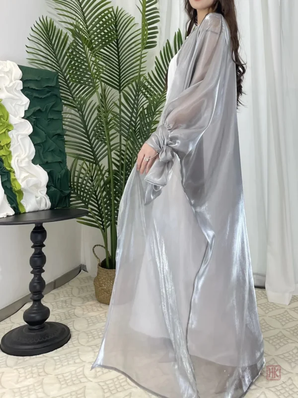 Abaya kimono argentée, style moderne et sophistiqué