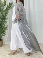 Vêtement traditionnel avec une touche argentée tendance