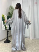 Abaya argentée, mélange de confort et d'élégance